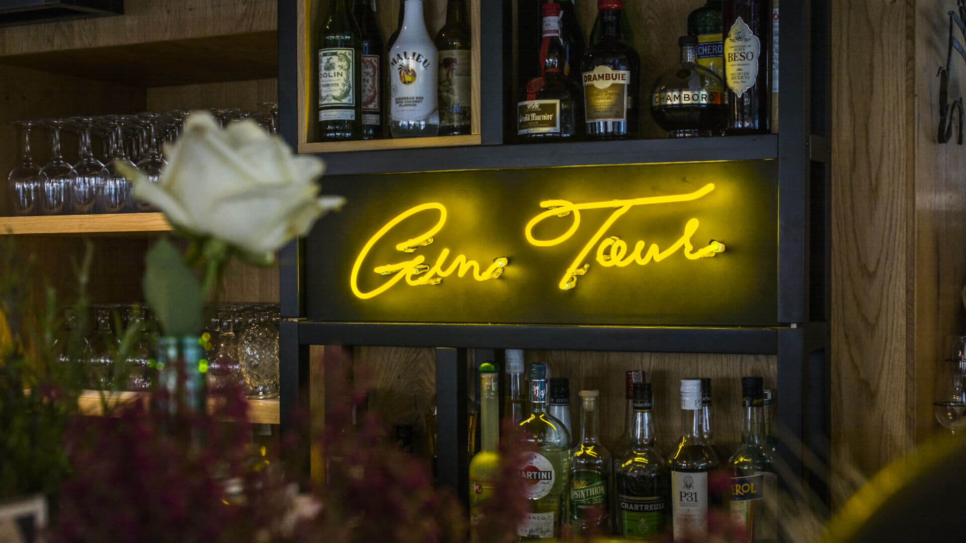 Gintur Gin tour - Gin-tour-neon-dietro-il-bar-ristorante-neon-sul-muro-sotto-illuminato-neon-azienda-logo-neon-sul-polacco-tra-bottiglie-caffetteria10-gdansk (21) 